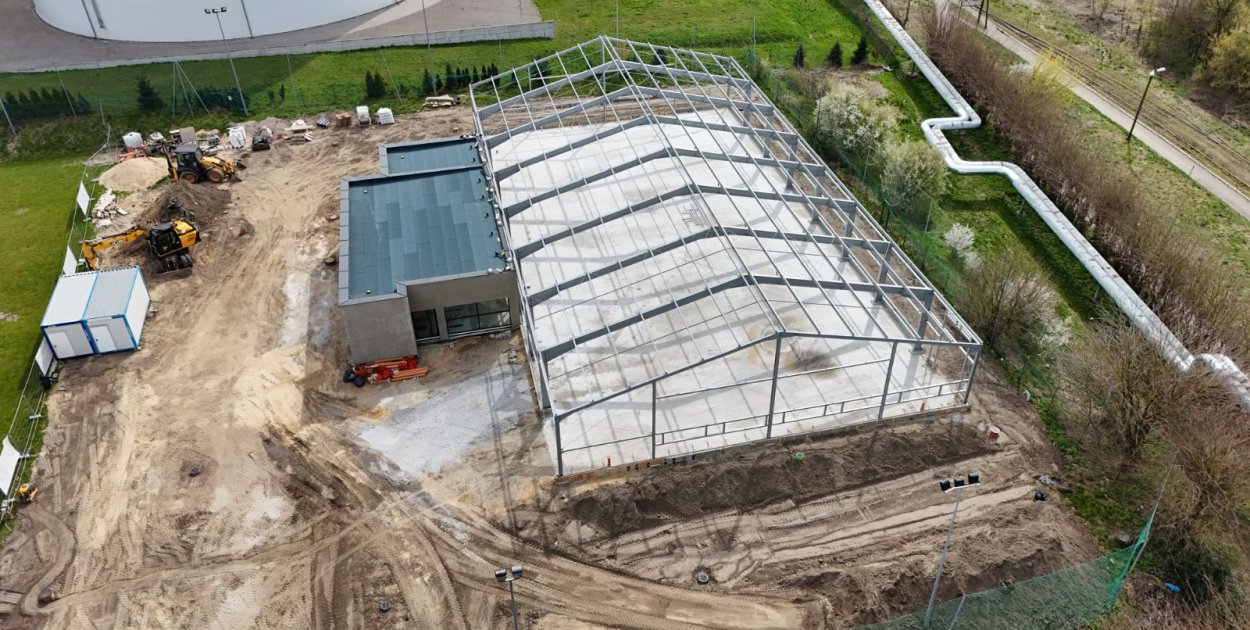 Stalowa konstrukcja już stoi: Nowe lodowisko w Środzie nabiera kształtów