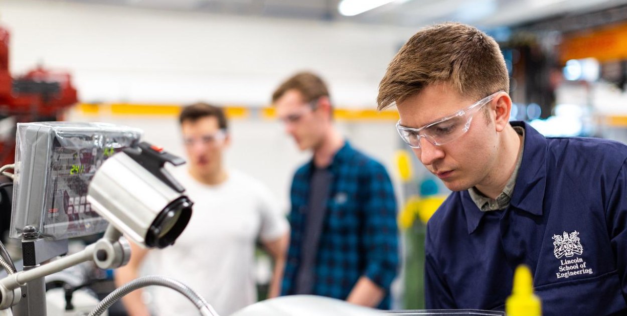 Ergonomia stanowisk pracy w magazynie — jak zmniejszyć liczbę urazów i zwiększyć w