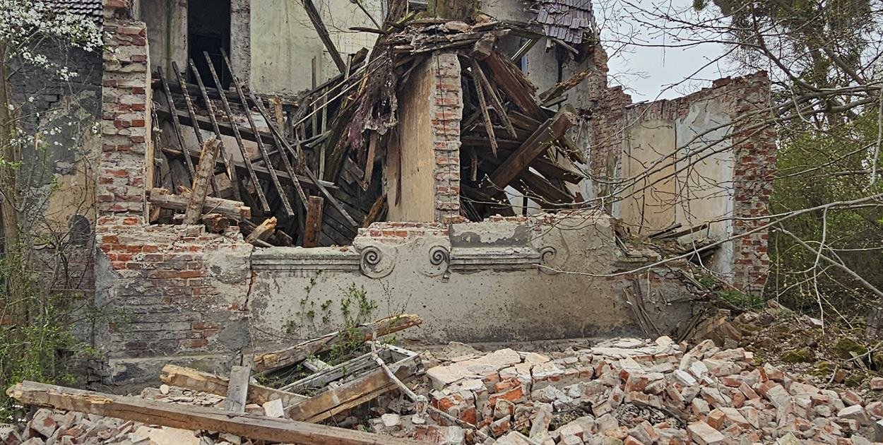 Runęła ściana zabytkowego dworu