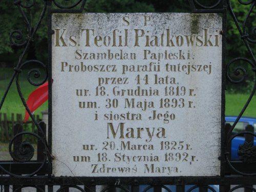 Tablica nagrobna księdza i jego siostry