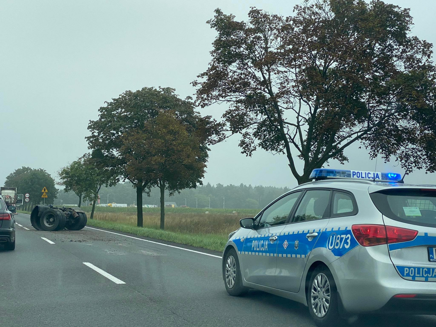 Środa - Lubrze stoi w korku. Przed i za mostem na Warcie. Fot. Ejarocin.pl / Przemysław Mackowiak