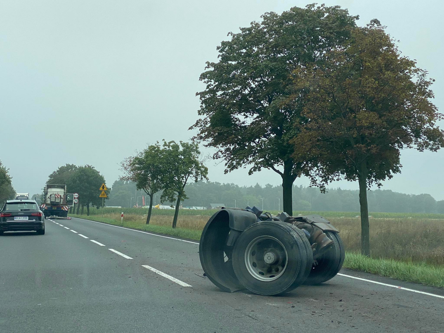 Środa - Lubrze stoi w korku. Przed i za mostem na Warcie. Fot. Ejarocin.pl / Przemysław Mackowiak