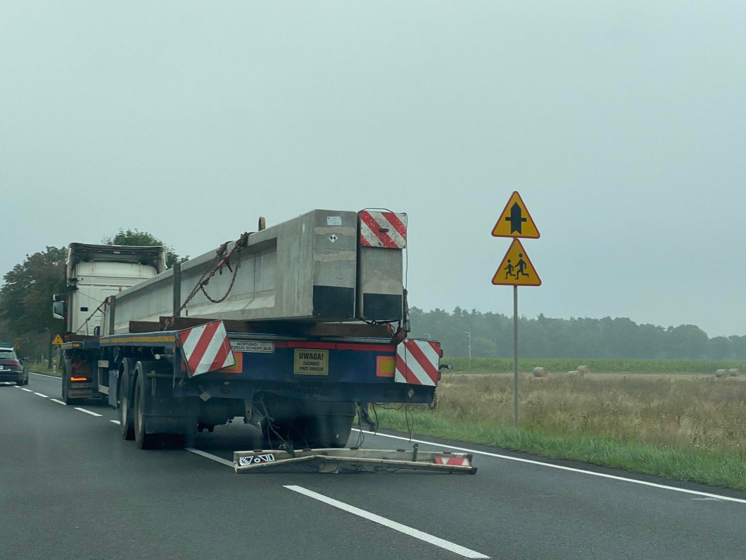 Środa - Lubrze stoi w korku. Przed i za mostem na Warcie. Fot. Ejarocin.pl / Przemysław Mackowiak