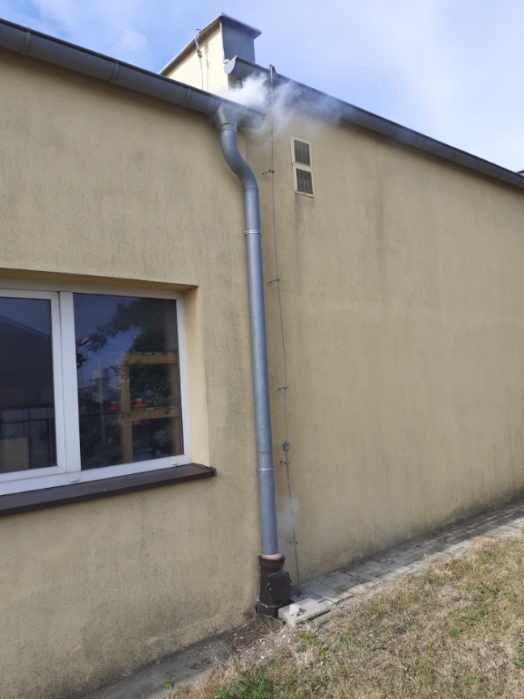 Wydobywający się dym z rynny wskazuje nielegalne podłączenie do kanalizacji sanitarnej