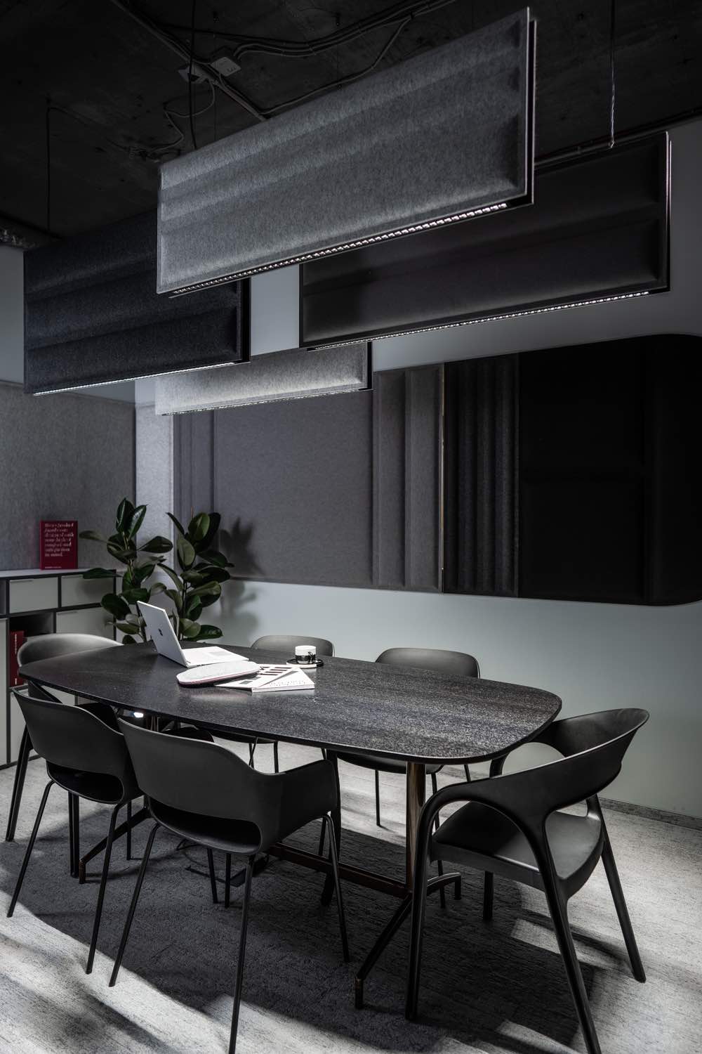 Red Dot Lighting Design 2023 dla Lena Lighting i Acustio! Innowacyjne lampy akustyczne Colline x Terrano nagrodzone w prestiżowym konkursie.