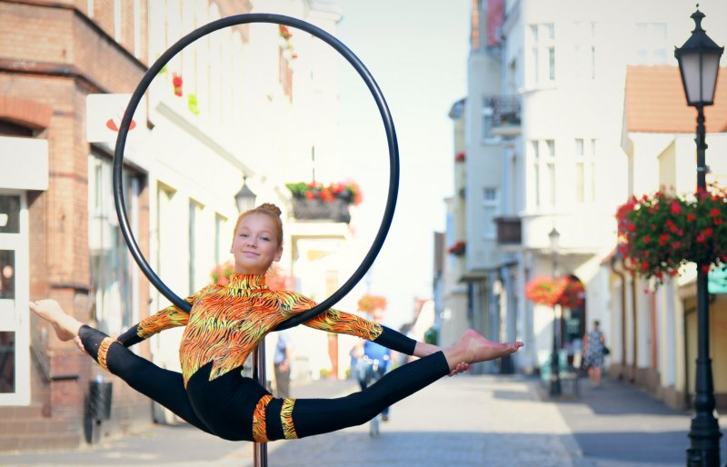 Amelia Cyka ze studia Dance-art zaprasza na zajęcia pole dance, aerial hoop (podwieszany hamak), aerial hammock (podwieszana szarfa), akrobatyka, akro start dla dzieci 4-6 lat, gimnastyka artystyczna, zajęcia taneczno-baletowe.