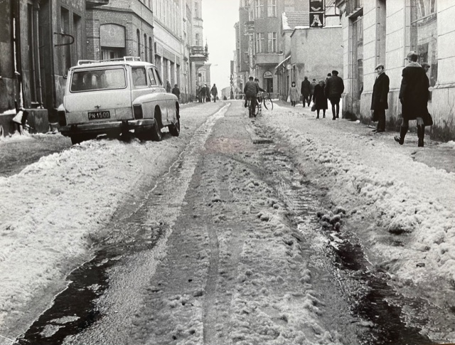 Lata 60. na ulicy Dąbrowskiego zima zaskoczyła mieszkańców