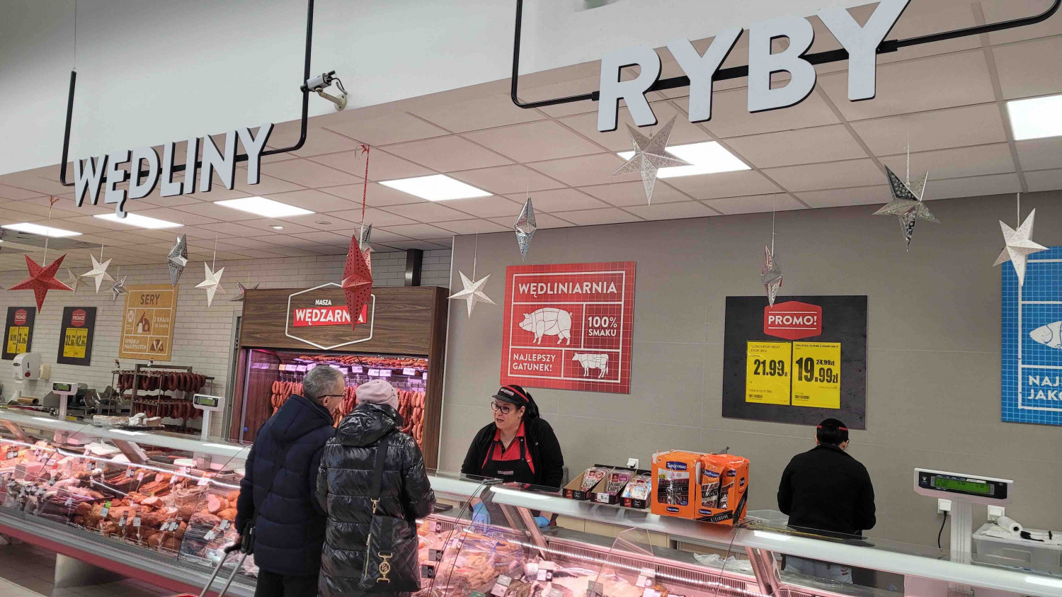 Intermarche to duży wybór świeżych wędlin (własny wyrób), serów i ryb