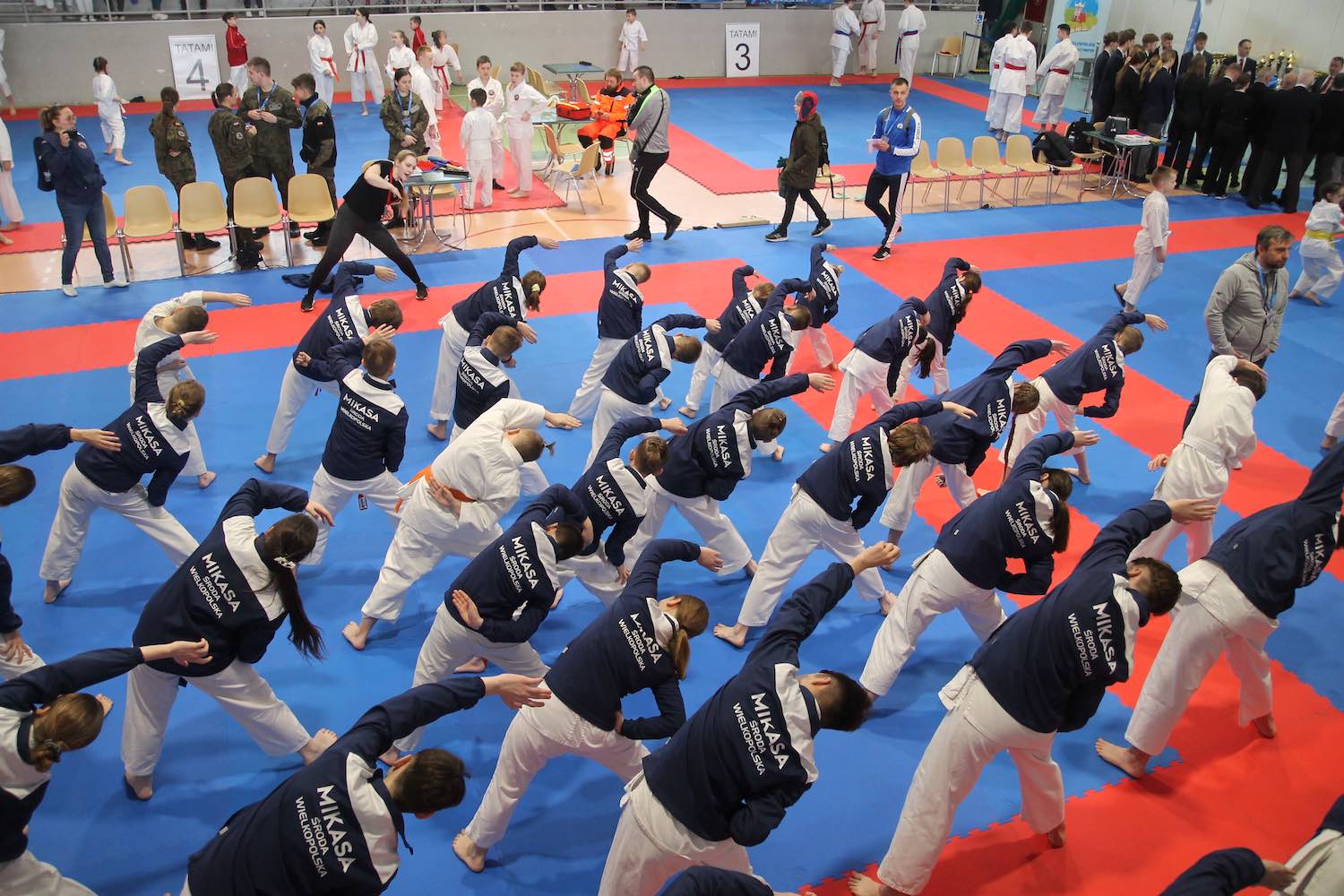 Ekipa Mikasy w hali Rolibudy rozgrzewająca się przed Dragon Cup (MIKASA Średzki Klub Karate Shotokan)