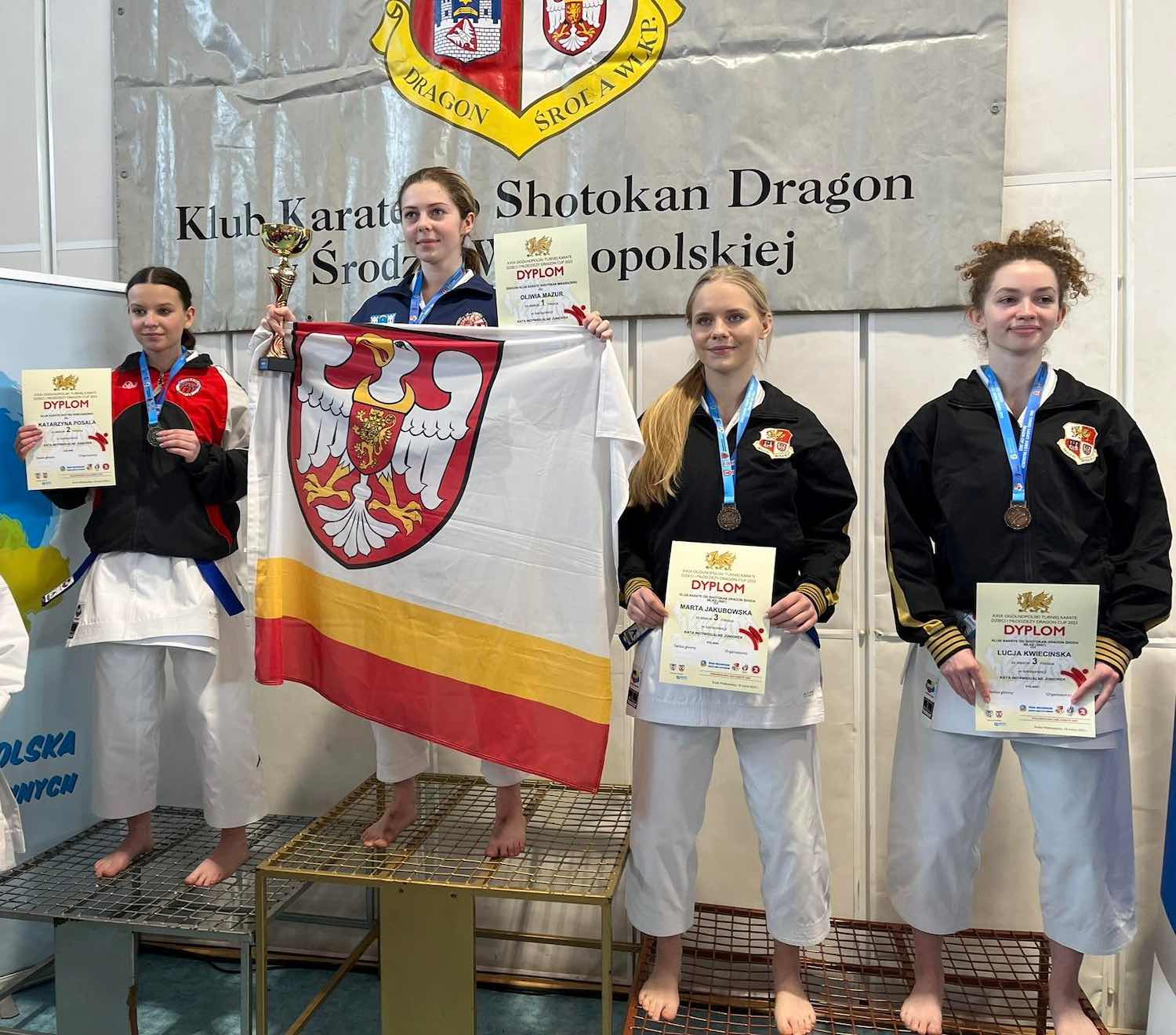 Oliwia Mazur podwójna złota medalistka kata juniorek i juniorek młodszych na Dragon Cup (MIKASA Średzki Klub Karate Shotokan)