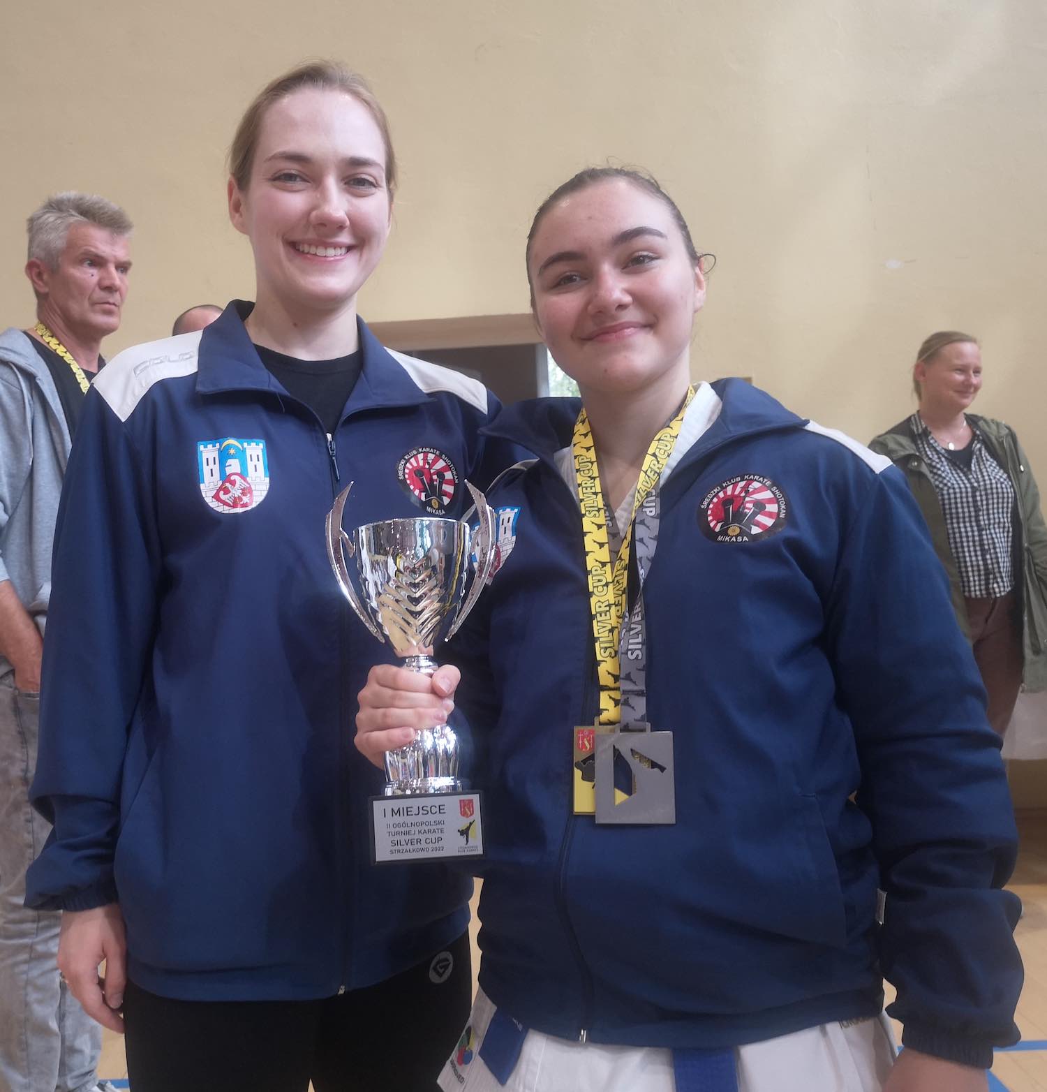 Zwyciężczyni kata juniorek młodszych w Strzałkowie Vanessa Węcławiak z dumną siostrą - trenerką (MIKASA Średzki Klub Karate Shotokan)