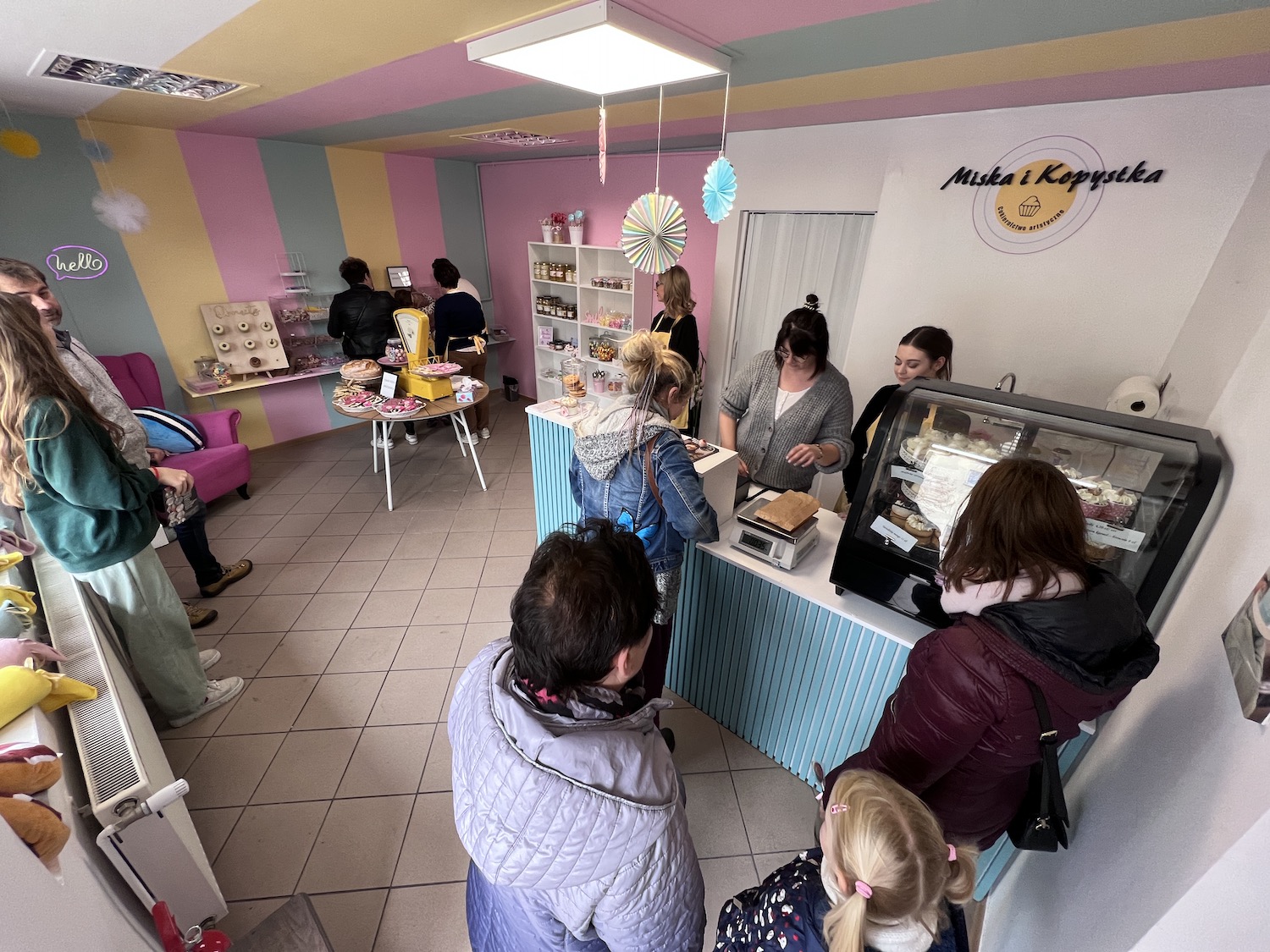 Candy Shop otwarte jest od wtorku do soboty w godzinach 10:00-16:00, oraz w każdą niedzielę od 11:00 do 16:00