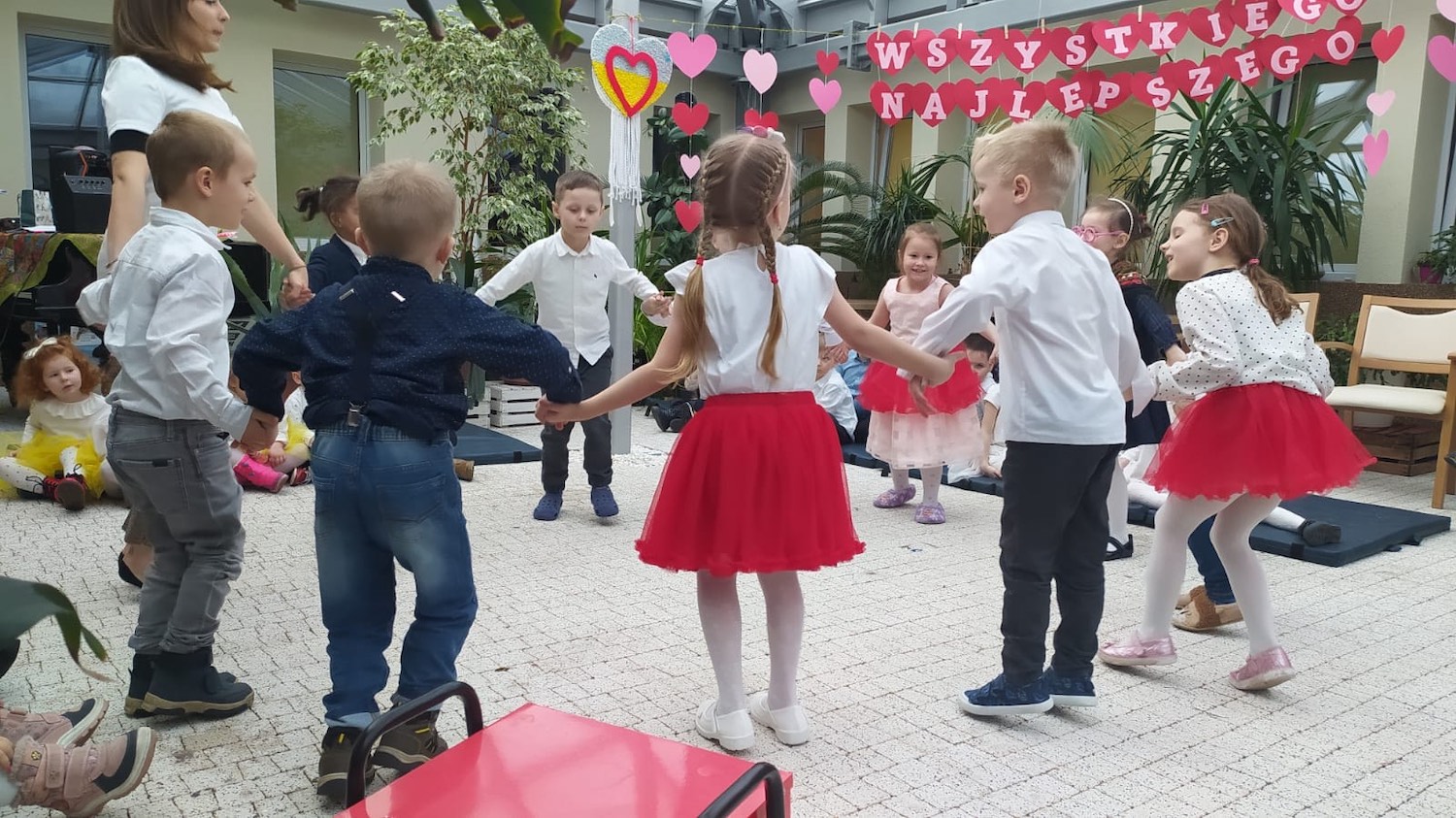 Dzieci z Niepublicznego Przedszkola Bajkowy Świat w trakcie występu w Domu Seniora Fundacji Zakłady Kórnickie w Jarosławcu