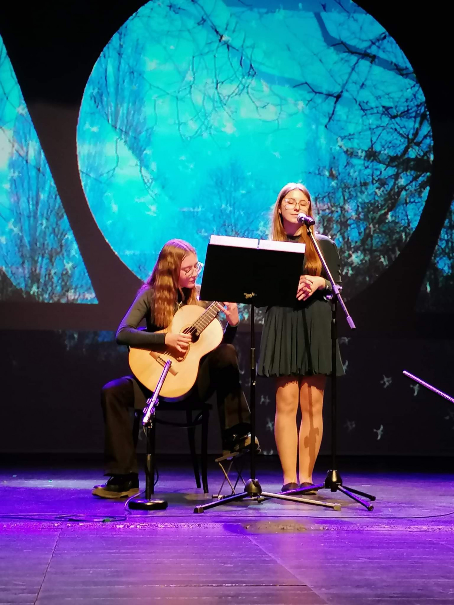 Olga Marusik (gitara) i Julia Rybaczewska (wokal)
