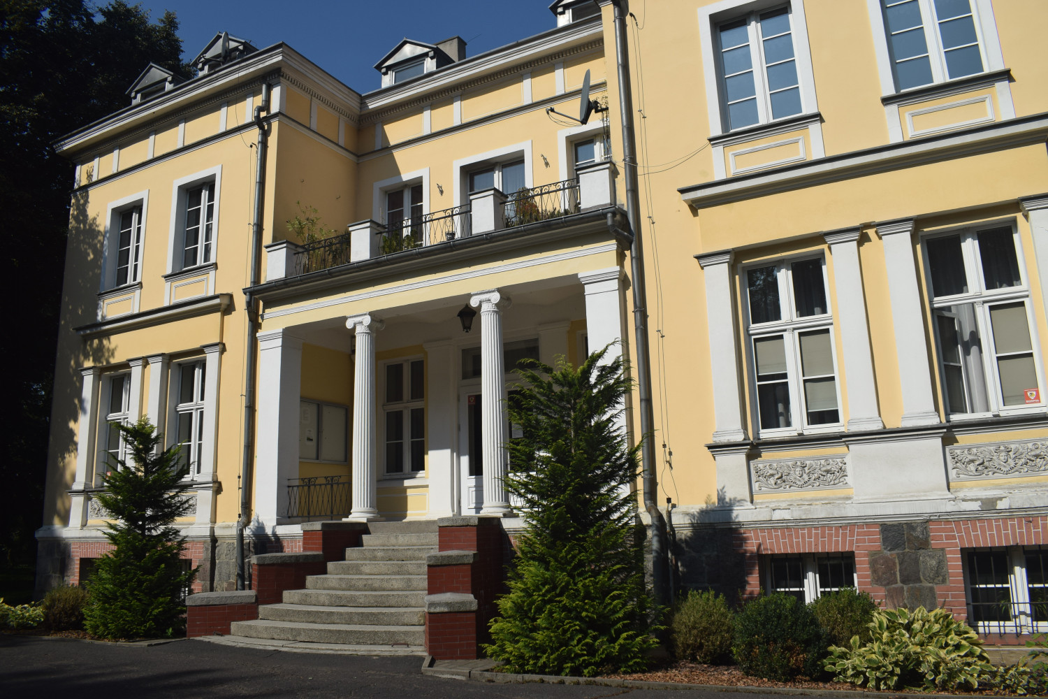 Wejście do pałacu, taras z ryzalitami