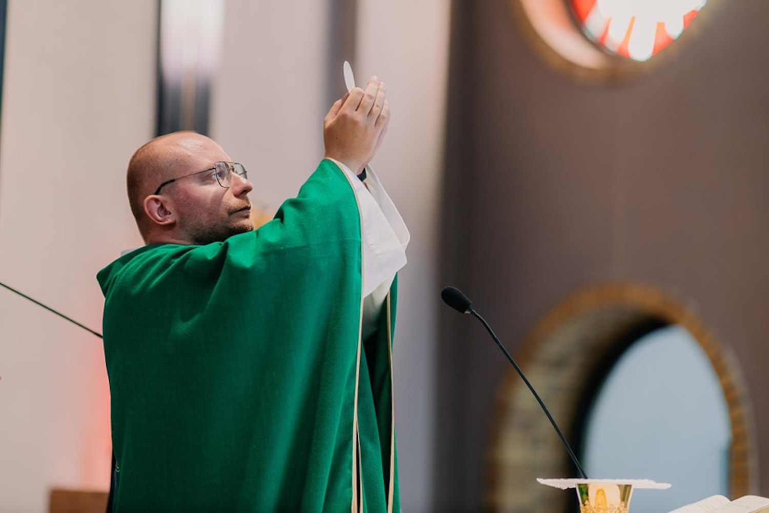 Ksiądz wikariusz Mateusz Szkudlarek - Parafia św. Józefa w Środzie Wlkp. Fot. Adam Brambor