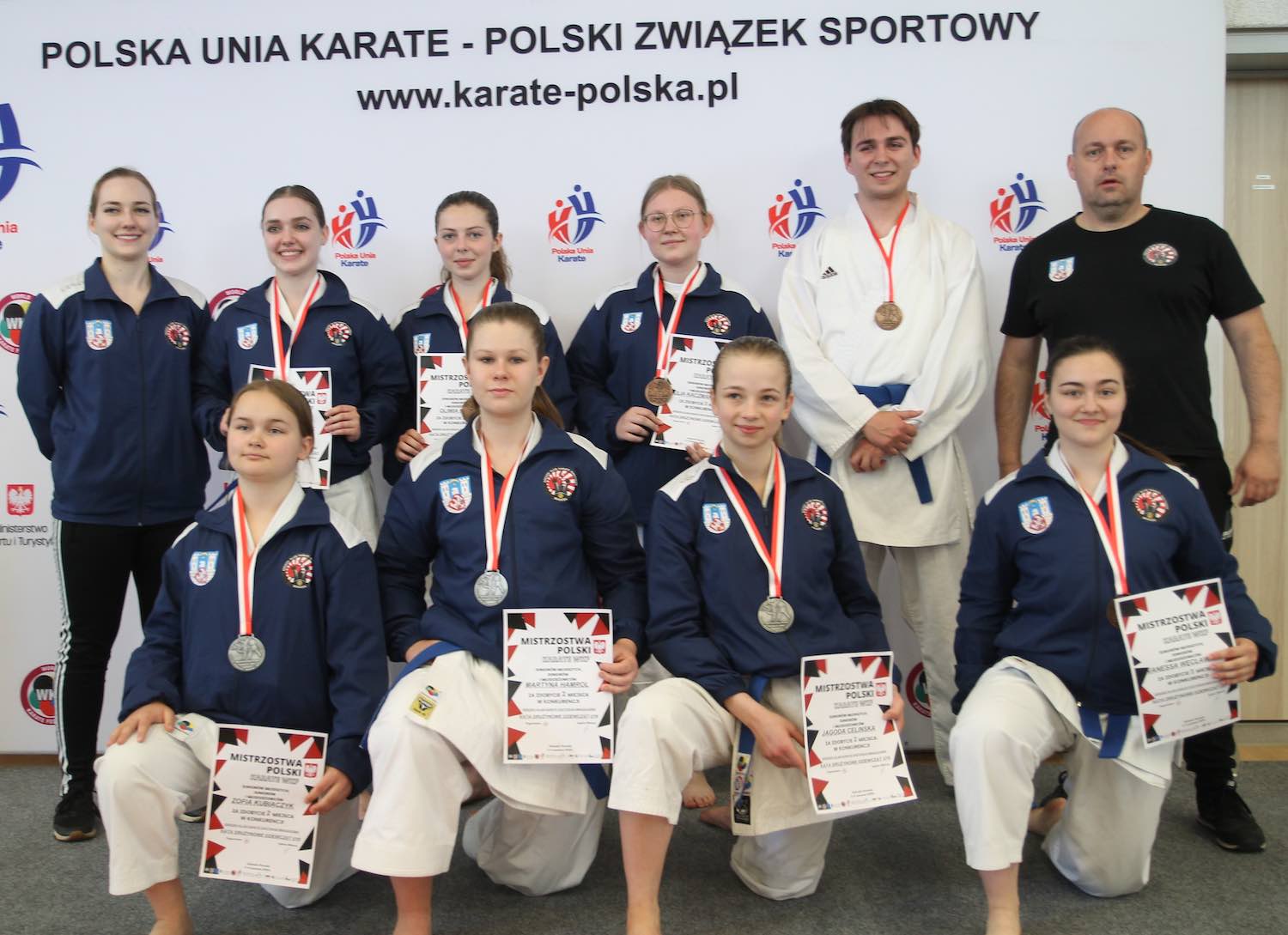 Aż trzynaścioro zawodników reprezentowało Średzki Klub Karate Shotokan Mikasa na rozegranych w weekend Mistrzostwach Polski Karate WKF Juniorów Młodszych, Juniorów i Młodzieżowców. Areną tych zmagań były podwarszawskie Zielonki – Parcela.