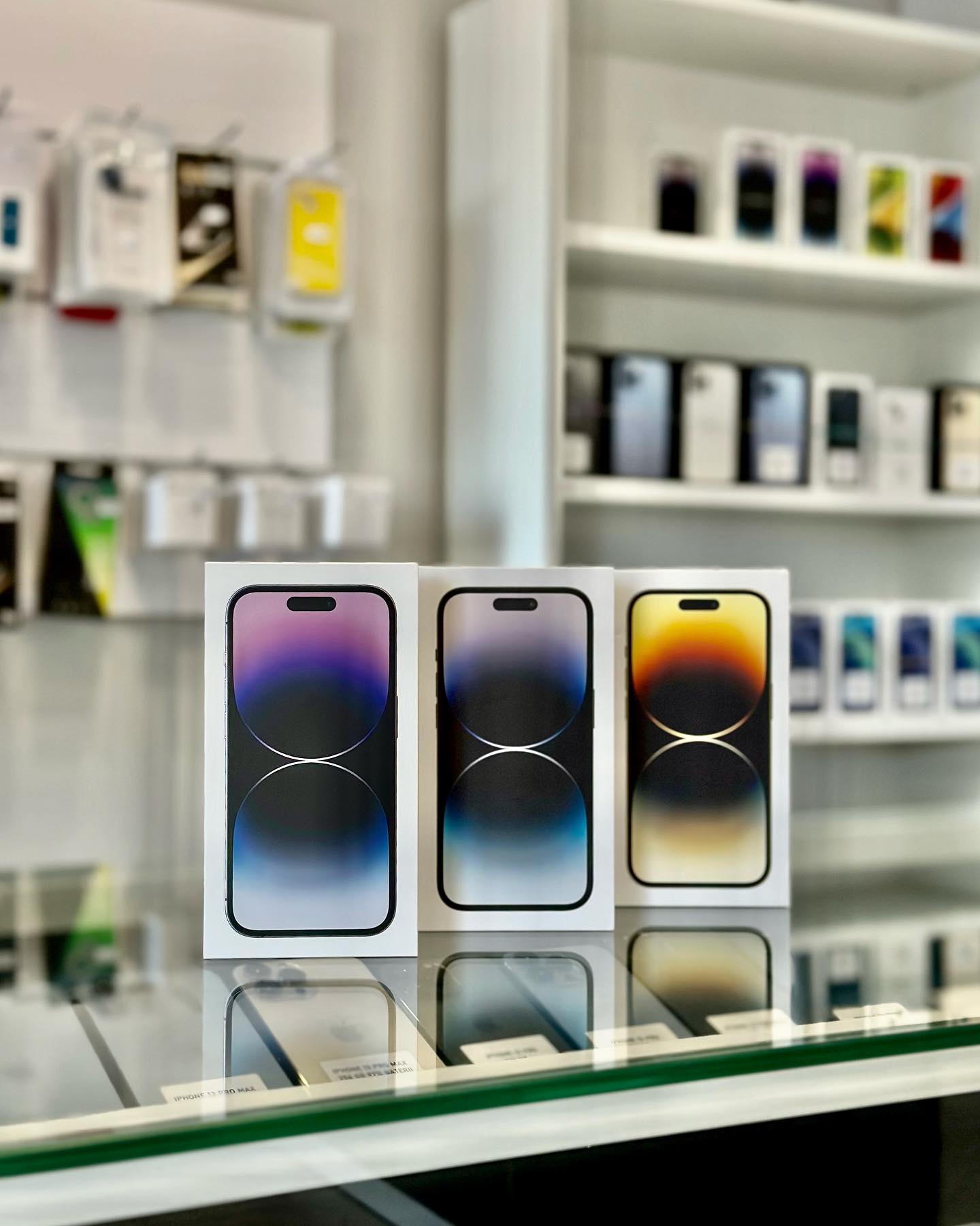 Oprócz telefonów na miejscu dostępne są także inne urządzenia Apple