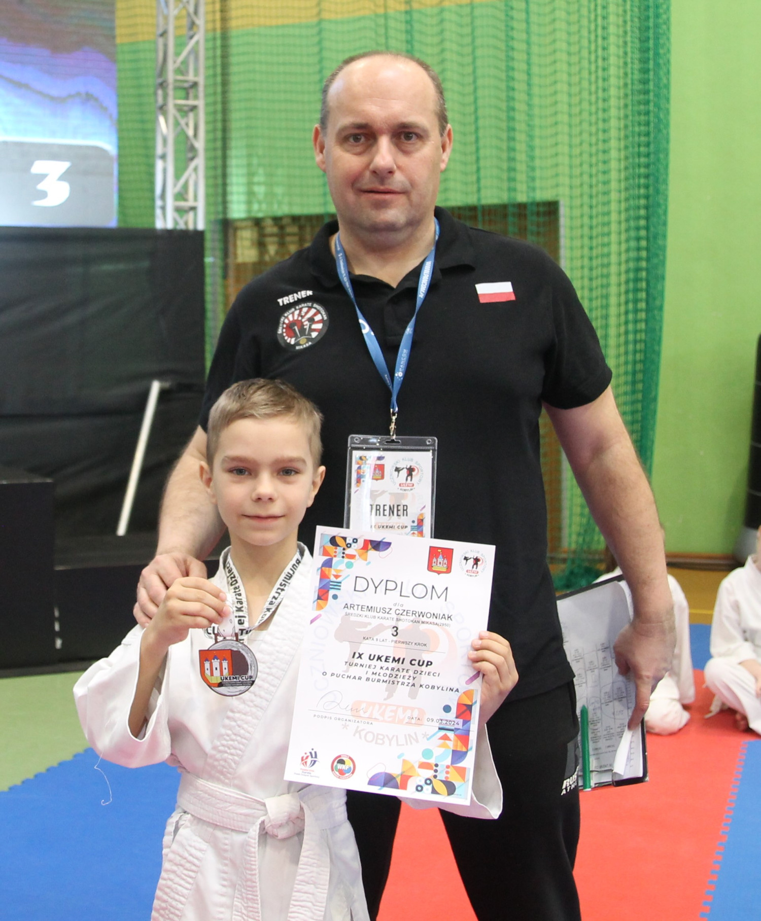 Trener Dariusz Węcławiak z brązowym medalistą Artemiuszem Czerwoniakiem