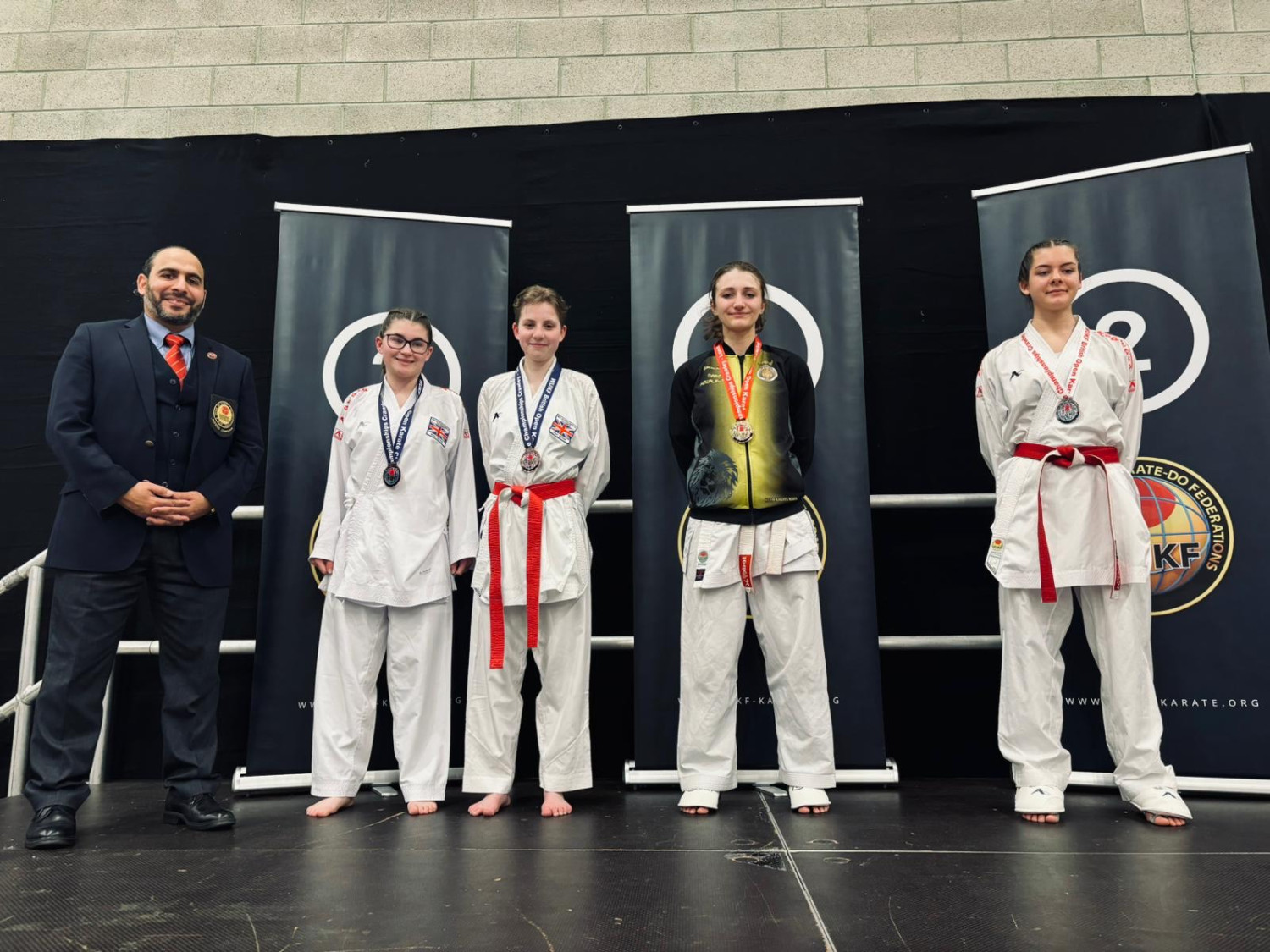 Trenerki z Klubu Karate Raion po odebraniu medali