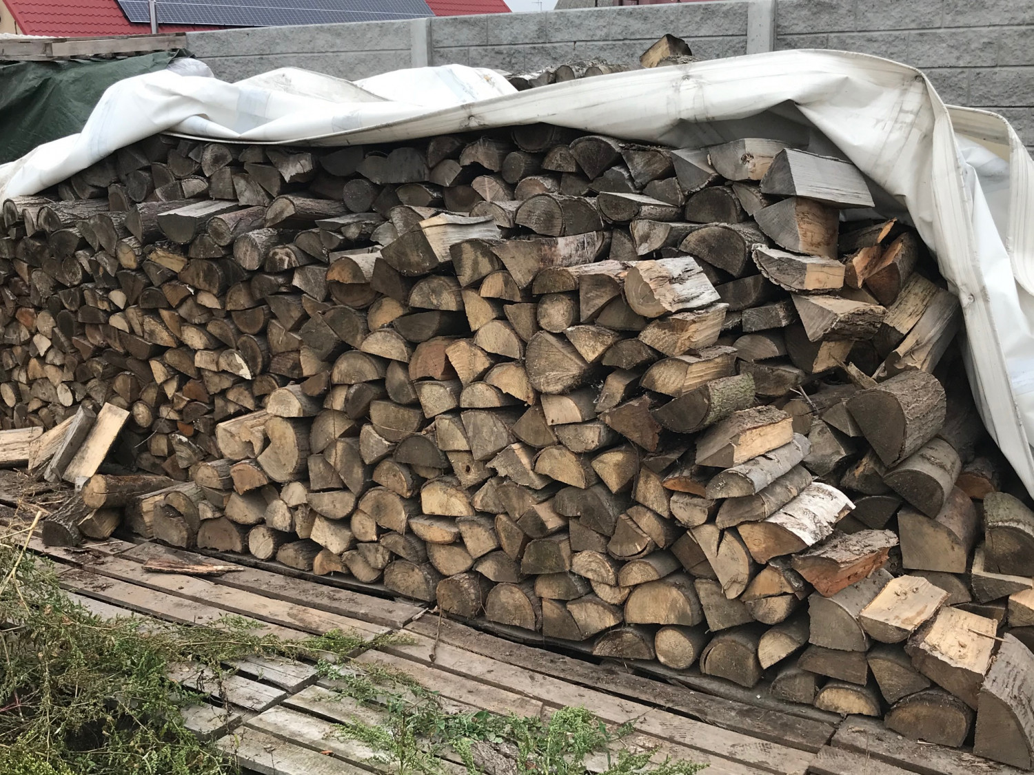 Pocięte drewno zabezpieczone przed warunkami atmosferycznymi